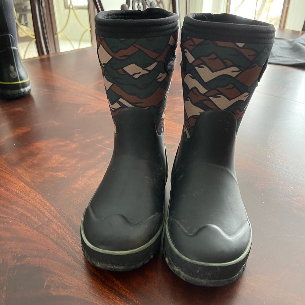 Bogs Boys Winter Boots - Size 13 Kid/Youth. Excellent Condition